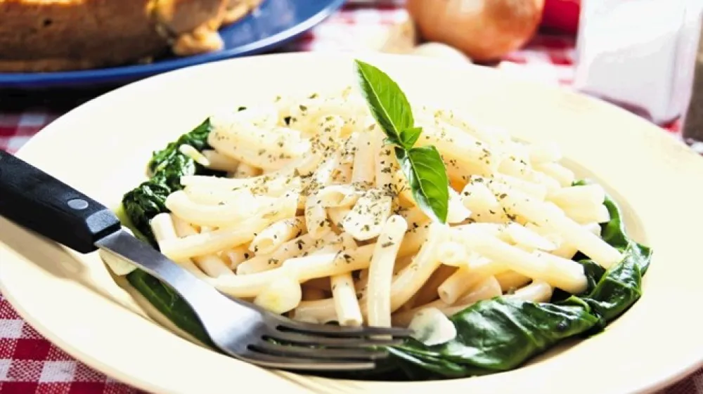 Preprosta, a okusna italijanska klasika: testenine z listi blitve z oljčnim oljem, česnom in parmezanom