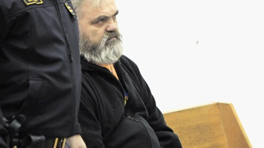 Obtoženi Janez Pu&scaron;nik zavrača krivdo in se izgovarja na to, da se ne spominja, kaj se je dogajalo na dvori&scaron;ču gostilne Golob.