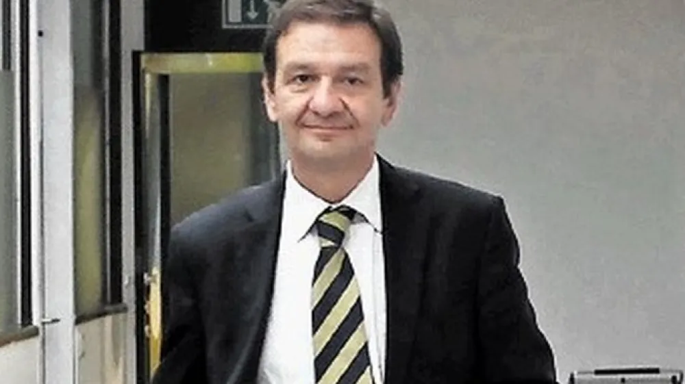 Vrhunec zatrjuje, da bodo morali imeti vsi zdravniki, ki so zaposleni v drugih ustanovah in bodo   delali v Barsosu, dovoljenje matične in&scaron;titucije.