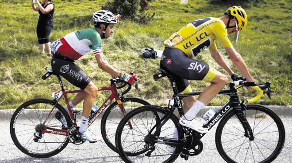 Italijanski kolesar Fabio Aru (levo) je po včeraj&scaron;nji dvanajsti etapi Toura &raquo;slekel&laquo; rumeno majico doslej vodilnemu v skupnem se&scaron;tevku Chrisu Froomu (desno) in bo danes v njej kolesaril sam.