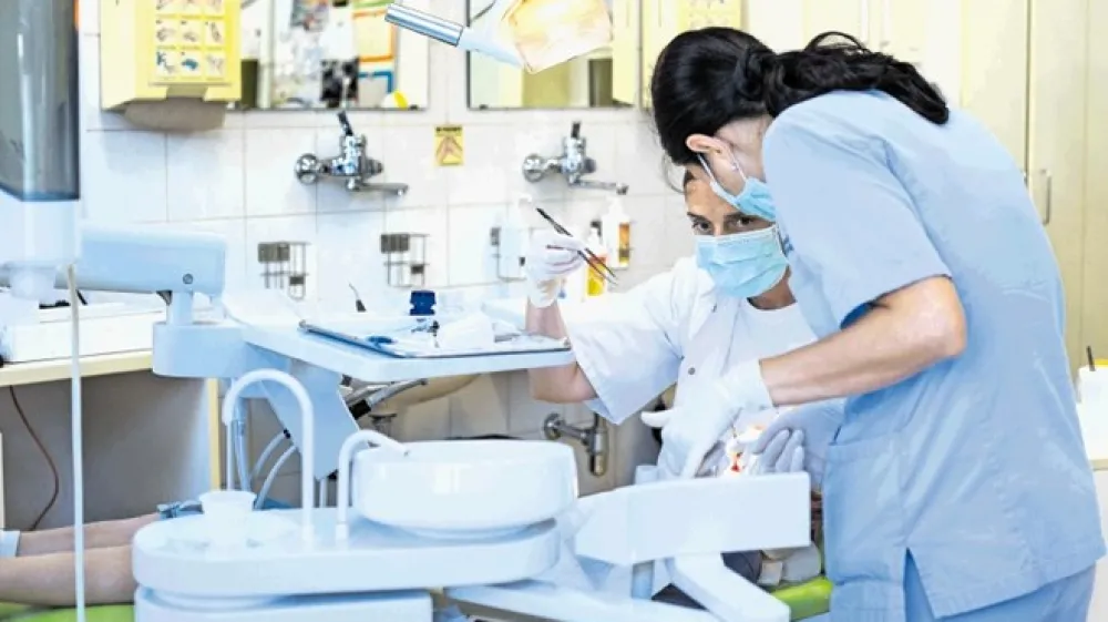 Novosti pri zobni protetiki, pri sladkorni bolezni  in  v drugih delih zdravstva, ki so jih napovedovali lani, bolnikom &scaron;e vedno niso na voljo.