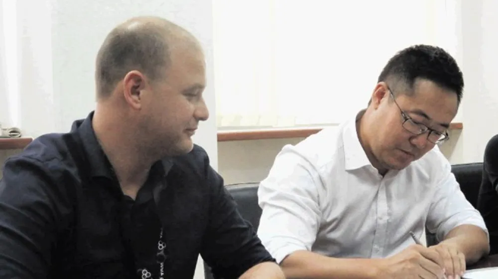Prej&scaron;nji mesec je vodstvo TAM-Europe že pripravilo manj&scaron;o slovesnost ob nakupu tovarni&scaron;kega kompleksa, včeraj pa je s podpisom pogodbe dejansko postalo njihova last. Na sliki: Boris Vončina, DUTB, in direktor TAM-Europe Bryan Zhao.