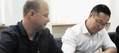 Prejšnji mesec je vodstvo TAM-Europe že pripravilo manjšo slovesnost ob nakupu tovarniškega kompleksa, včeraj pa je s podpisom pogodbe dejansko postalo njihova last. Na sliki: Boris Vončina, DUTB, in direktor TAM-Europe Bryan Zhao.