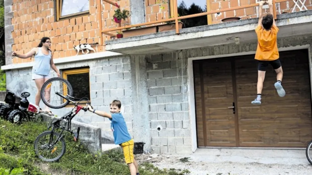Pri Gantarjevih je kar 12 otrok, zato tam ni nikoli dolgčas. Matjaž Ru&scaron;t