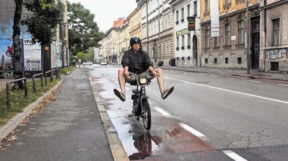 Ne glede na različna pravna tolmačenja glede tega, ali vas brez čelade na mopedu smejo kaznovati, je na&scaron; nasvet &ndash; uporabljajte jo. Tudi v zakonu tako pi&scaron;e.