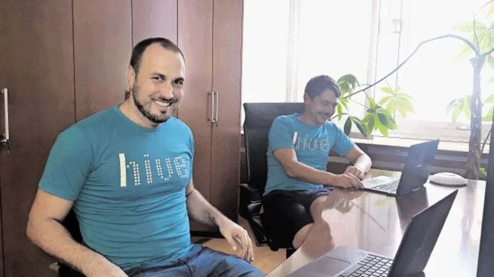 Direktor in ustanovitelj Hive projecta Jure Soklič (levo) in direktor marketinga Domen Ur&scaron;ič (desno)