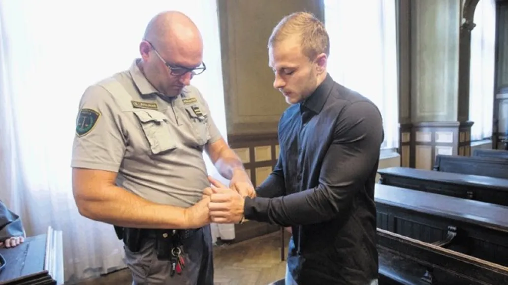 Ga&scaron;per Pavlič (na fotografiji) in Jaka Flis trdita, da sta ponoči v ljubljanskem lokalu najprej popila dva litra &scaron;pricarja, potem pa &scaron;e nekaj viskija, od 20 do 30 meric žganega, dva litra grenčice in  &scaron;e neznane količine dunjevače.