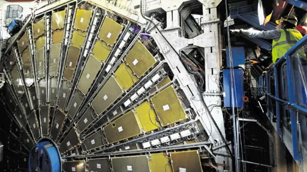 K odkritju, da kvantni delci svetlobe med seboj reagirajo, so prispevali tudi člani slovenske raziskovalne skupine detektorja Atlas v Cernu (na fotografiji):  Vladimir Cindro, Andrej Filipčič, Andrej Gori&scaron;ek, Bojan Hiti, Luka Kanjir, Borut Paul Ker&scaron;evan, Gregor Kramberger, Bo&scaron;tjan Maček, Igor Mandić, Marko Mikuž, Miha Mu&scaron;kinja, Tina &Scaron;filigoj in Grygorii Sokhrannyi.