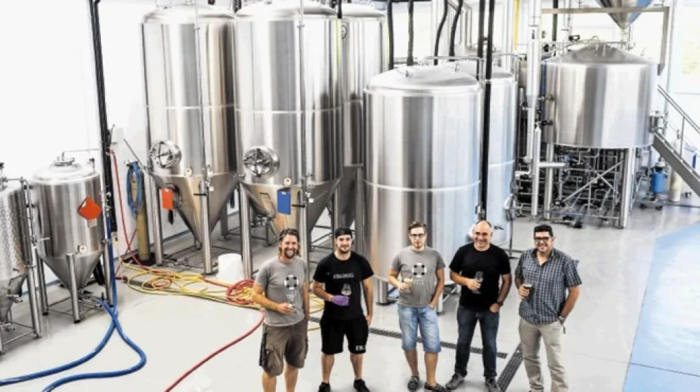 Reservoir Dogs so 50.000 litrov piva na leto zvarili v ajdovski pivovarni, v petek pa v Novi Gorici slovesno odpirajo največjo slovensko mikropivovarno, kjer bodo izdelovali kraft piva.