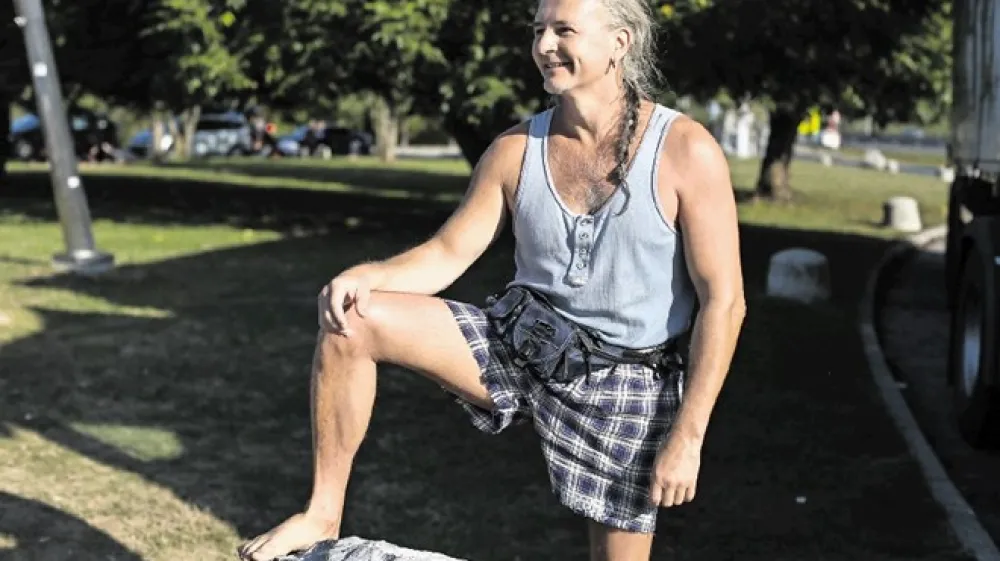 Artur &Scaron;tern živi danes v Miklavžu pri Mariboru in lahko naredi  1111 trebu&scaron;njakov v 29 minutah, obenem pa končuje  1567 strani debelo knjigo s pesnitvijo.