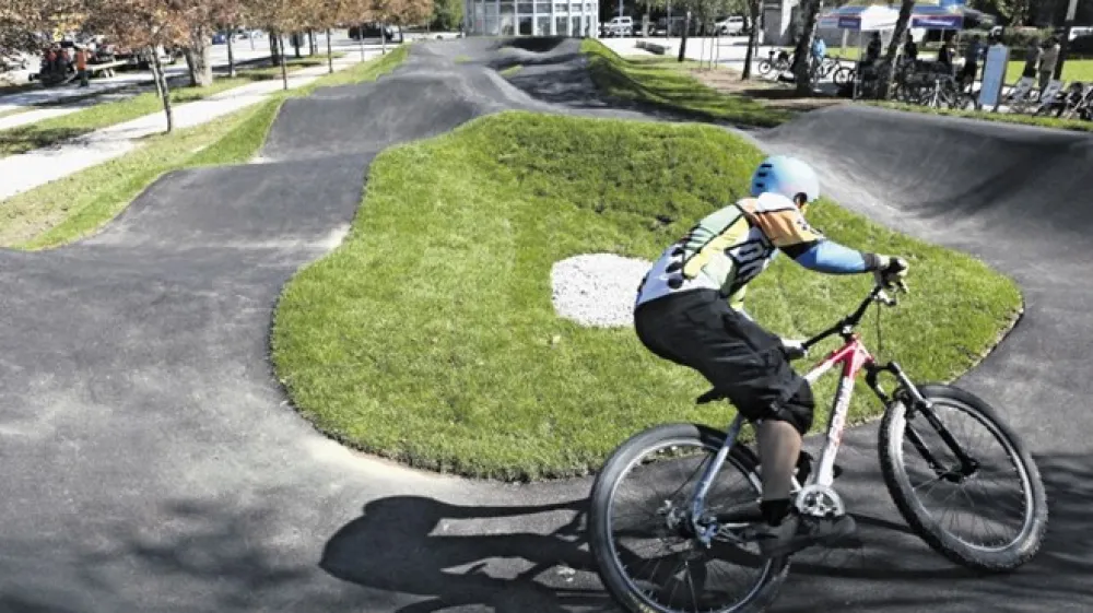 Kolopark za Bežigradom je za polovico večji od tistega ob Celov&scaron;ki cesti, brezplačno ga lahko uporabljajo vse generacije, vendar morajo pri tem vsi obvezno nositi čelado.