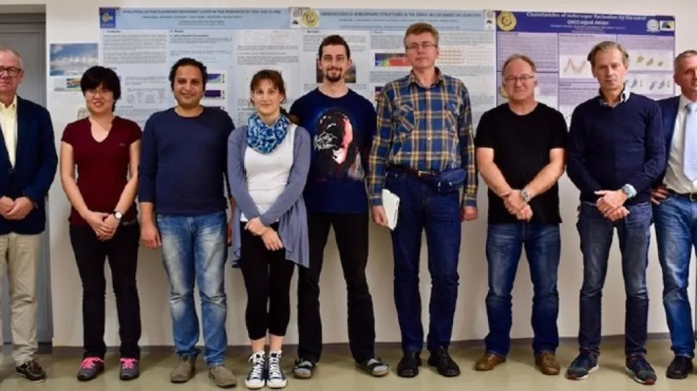 Skupina slovenskih raziskovalcev, ki sodelujejo v mednarodni kolaboraciji observatorija Pierre Auger dne 14.9.2017. Od leve proti desni: prof. dr. Danilo Zavrtanik, doc. dr. Lili Yang, dr. Ahmed Saleh, Marta Trini, Ga&scaron;per Kukec Mezek, doc. dr. Sergey Vorobyev, prof. dr. Andrej Filipčič, prof. dr. Marko Zavrtanik in prof. dr. Samo Stanič.