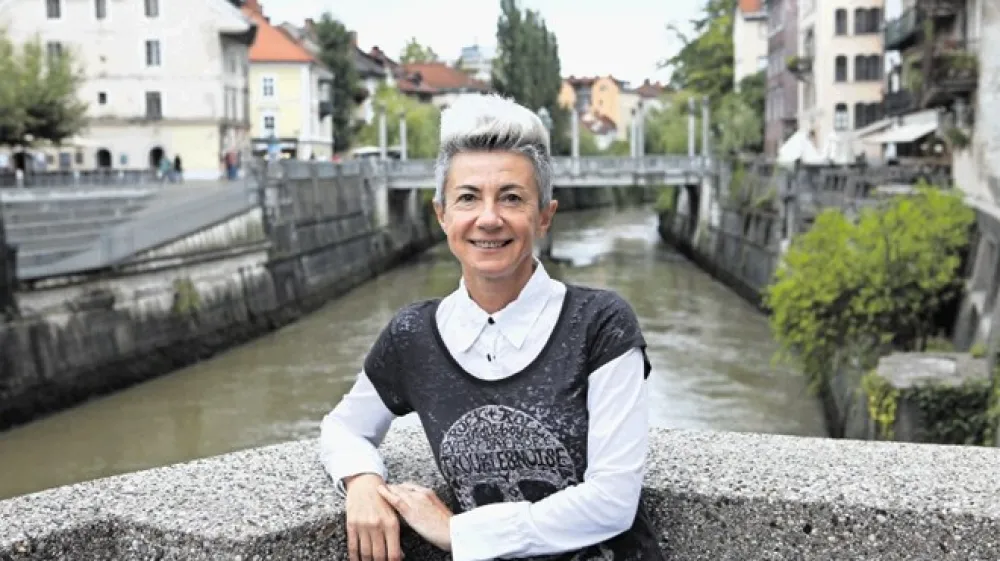 &raquo;Želela sem govoriti o vztrajnosti in soočanju z zrelostjo, s tem, kaj glas sploh pomeni in da ga včasih nima&scaron;,&laquo; pravi pisateljica Suzana Tratnik.