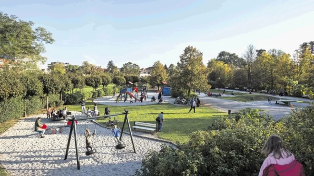 Igri&scaron;če je urejeno tako, da so sklopi igral namenjeni določenim starostnim skupinam otrok: na eni strani grička so igrala za mlaj&scaron;e otoke, na drugi za starej&scaron;e.