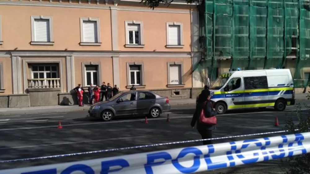 &Scaron;tiriinpetdesetletni Senad S. je sredi belega dne več desetkrat ustrelil v nekdanjega znanca in ga ubil.
