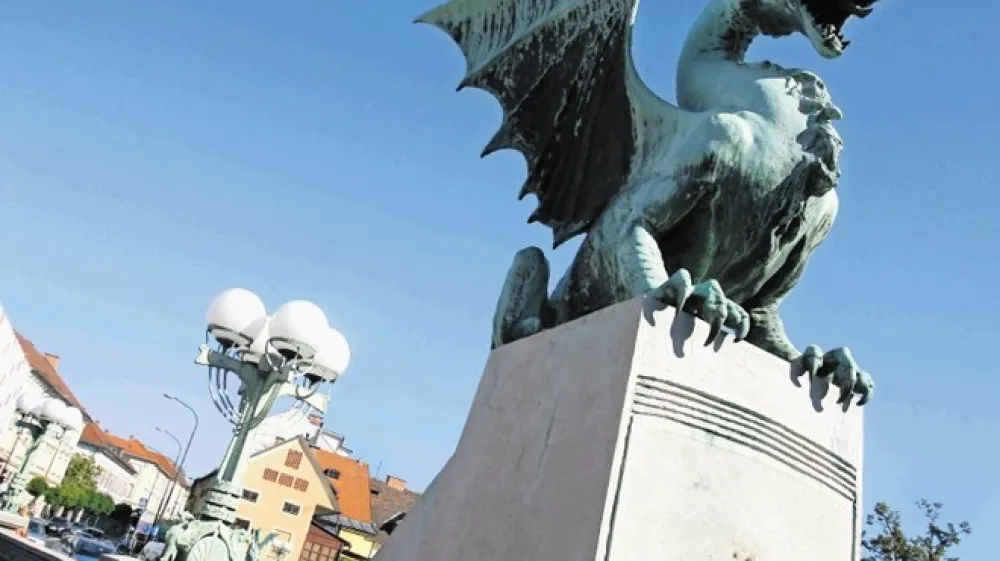 Zmaji  zaradi vplivov okolja zelenijo že od  leta 1901, ko so prebivalci Ljubljane začeli uporabljati Zmajski most.