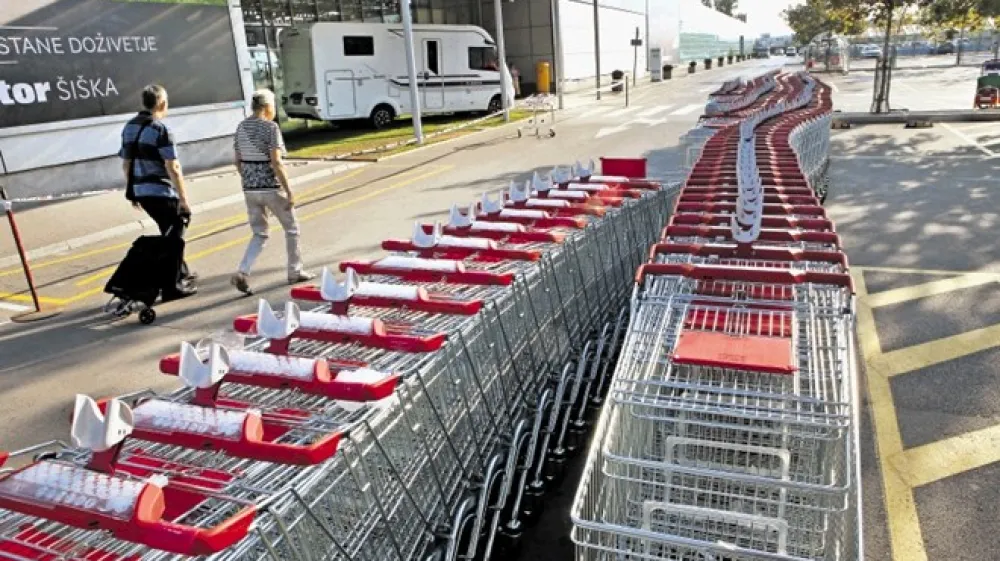 &Scaron;tevilo zaposlenih v trgovini se je v krizi močno zmanj&scaron;alo, &scaron;tevilo prodajnih povr&scaron;in pa povečalo. Podalj&scaron;ali so se tudi prodajni časi, zato prodajalci bežijo v druge službe. Bodo trgovci prisiljeni ukiniti nedeljsko delo?