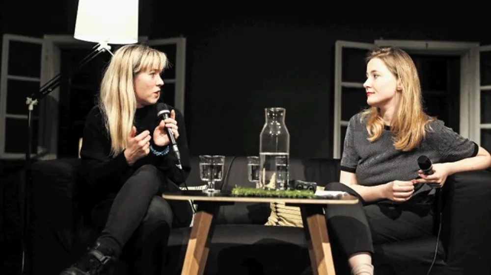 Varja Močnik (levo) in Nadina &Scaron;tefančič sta  razpravljali o fenomenu Dekline zgodbe.