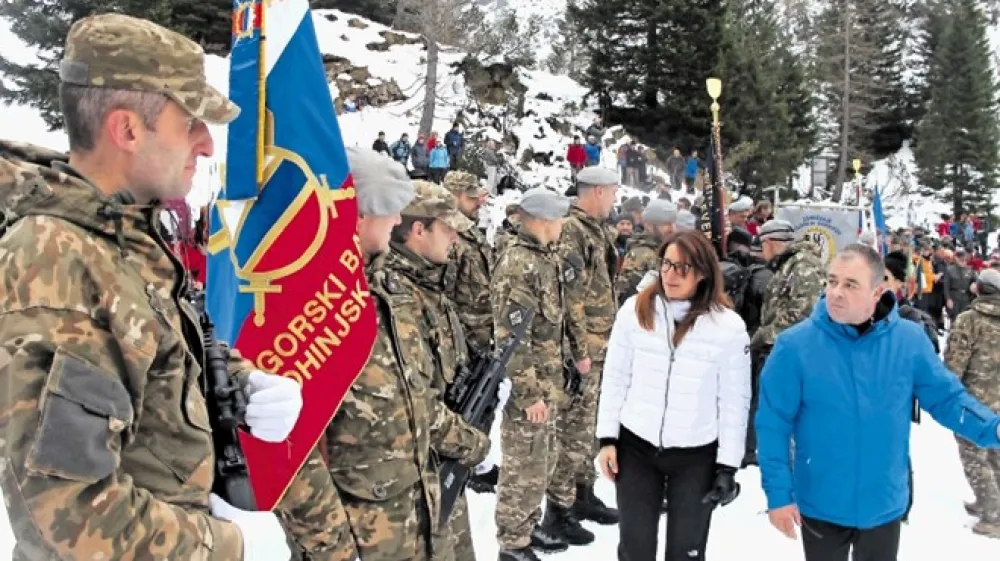 Ministrica za obrambo Andreja Katič je v spremstvu predsednika organizacijskega odbora Danijela Krivca pozdravila vse veterane in predstavnike Slovenske vojske.