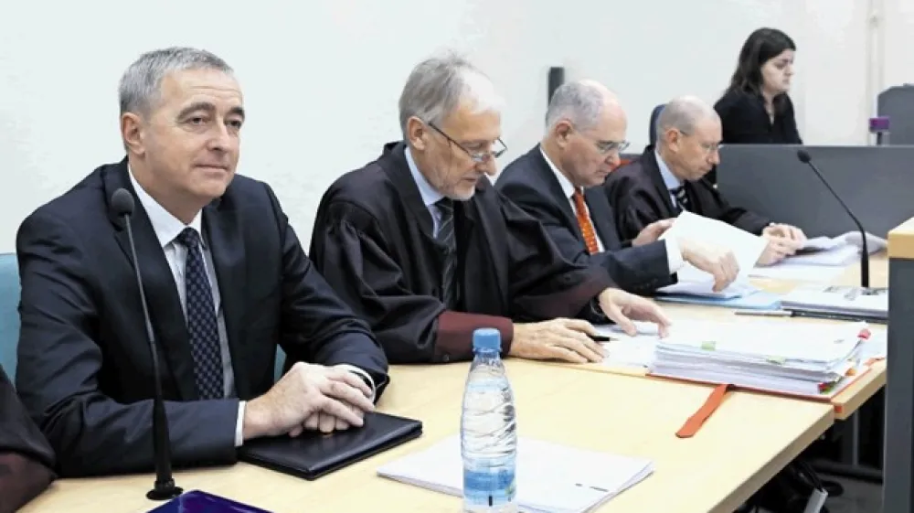 Nekdanji pravosodni minister Ale&scaron; Zalar (levo) je pred začetkom naroka novinarjem o tožilskih očitkih dejal,  da je ravnal skladno z zakonom in v dobri veri. Kritičen je bil do tožilstva, če&scaron; da je v tem primeru zlorabilo svojo samostojnost in se postavilo nad zakon.