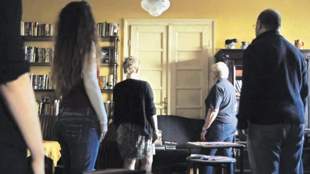 Mila Turajlić v svojem novem dokumentarnem celovečercu Druga stran vsega, ki je bil premierno prikazan na Festivalu avtorskega filma v Beogradu, odkriva, kaj se skriva za vrati beograjskega stanovanja, ki so bila zaprta 70 let, mama in hči pa se v njem med pogovori sprehodita skozi čase nacionalizma, državljanske vojne in diktature.