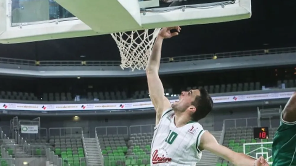 Mitja Nikolić je k zmagi Roga&scaron;ke proti &Scaron;entjurju prispeval 33 točk, osem skokov in &scaron;tiri asistence.