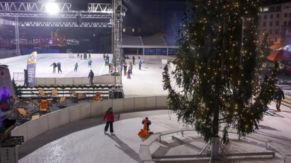 Ljubitelji drsanja bodo do predvidoma 5. marca lahko drsali na drsali&scaron;ču v kotu Dunajske ceste in Trga Osvobodilne fronte, kjer je urejenih več kot 3000 kvadratnih metrov ledenih povr&scaron;in.