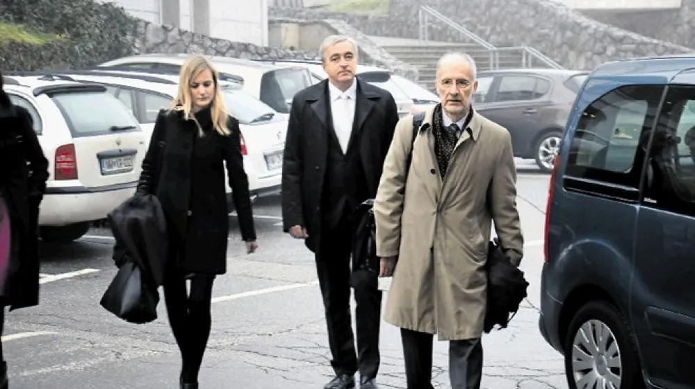 &raquo;Odgovornost za nepopravljivo &scaron;kodo, ki mi jo je zadala s kazenskim postopkom, bo morala prevzeti država,&laquo; je dejal nekdanji pravosodni minister Ale&scaron; Zalar, ki je  na novome&scaron;ko sodi&scaron;če pri&scaron;el v spremstvu odvetnikov Emila Zakonj&scaron;ka in Katarine Mervič.