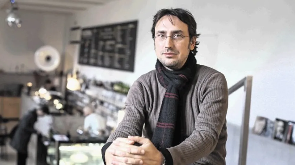 &raquo;Pri Heglu je bistveni moment ideja, ki se pojmovno realizira v sferi lepega, sodobni konceptualni umetnosti pa manjka pravzaprav oboje: tako realizacija lepega kot pojem v filozofskem pomenu besede,&laquo; meni Mirt Komel, filozof in eden od organizatorjev konference o Heglovi estetiki.