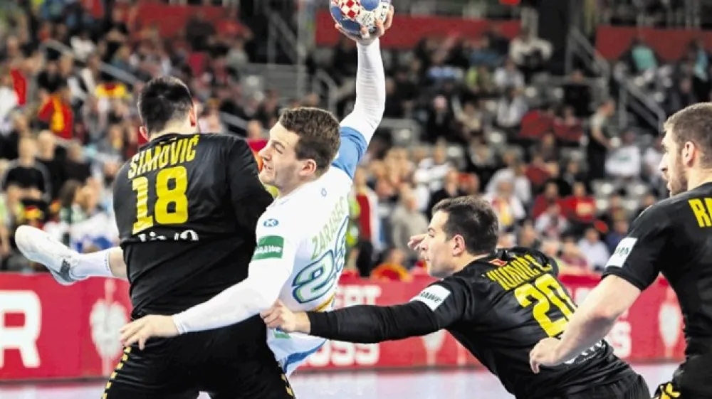 Slovenski reprezentant Miha Zarabec (z žogo): Proti zahtevnim tekmecem potrebuje&scaron; vsaj tri dni, da pride&scaron; k sebi in se nato pripravi&scaron; na naslednjo tekmo.