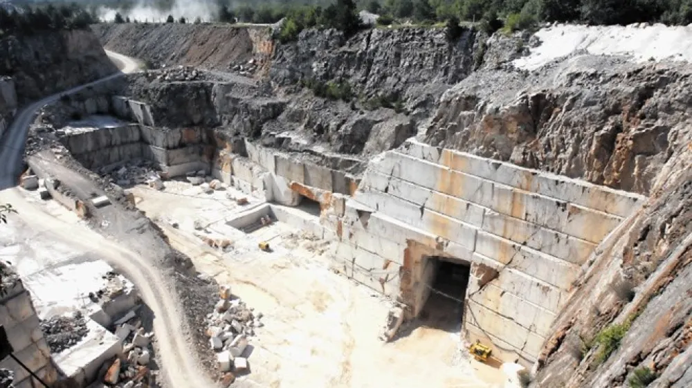 Na Krasu je bilo nekoč v uporabi več kot 160 kamnolomov, danes jih deluje le pet, največji med njimi je v Lipici.