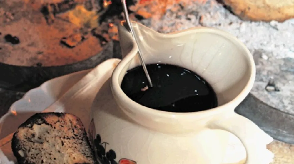 Kruh je pred namakanjem v  začinjenem in zabeljenem vinu najbolje speči na pravem ognju.