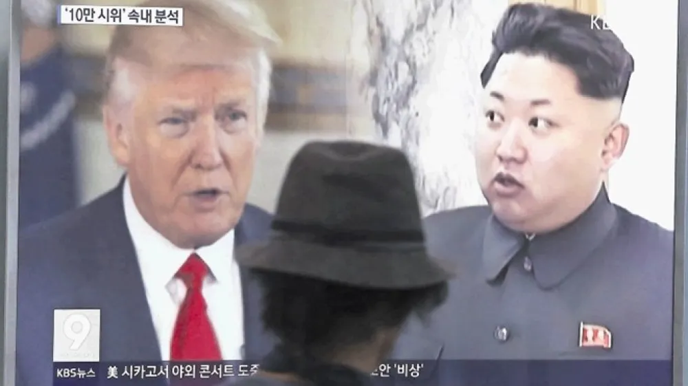 Mo&scaron;ki v Seulu gleda po televiziji tisto, za kar je doslej malokdo verjel, da je mogoče: Donald Trump in Kim Jong Un drug ob drugem, predvidoma maja v živo na srečanju na &scaron;e neznani lokaciji.