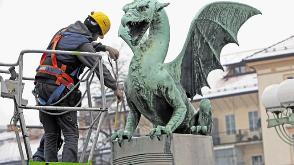 Delavca sta izmerila enega od &scaron;tirih velikih zmajev. Iz žice bo kiparka Tea  Curk Sorta naredila skulpturo zmaja v naravni velikosti.