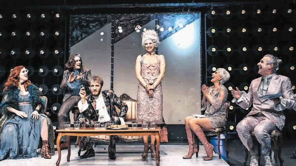 Danton mora umreti! A da je v odrski postavitvi režiserja Aleksandra Popovskega obglavljen že tako hitro na začetku, njegovi smrti, ki zaobjema tragične dimenzije (francoske) revolucije, hkrati odvzame distanco kritične ostrine in empatični naboj.