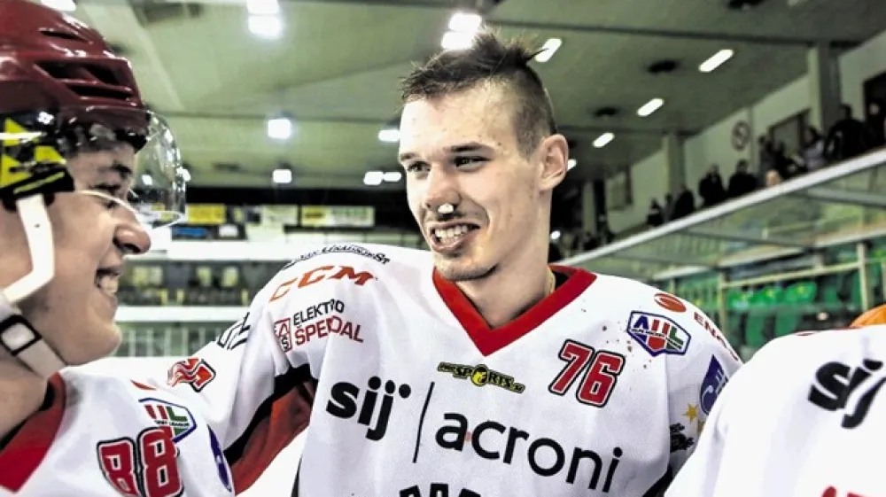 Nik Pem je univerzalni hokejist, saj lahko igra kot branilec ali napadalec. Po operaciji rame se je na ledene ploskve vrnil v zmagovitem slogu in v jeseni&scaron;ko prid odločil uvodno polfinalno tekmo alpske lige.