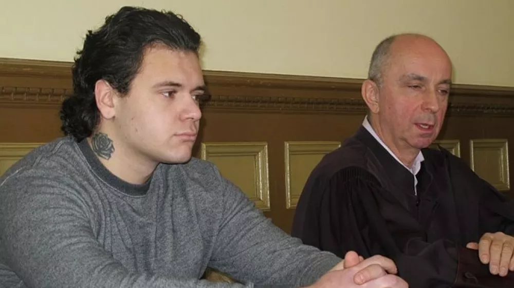 Obtoženi uboja v stanju bistveno zmanj&scaron;ane pri&scaron;tevnosti Stefan Cakić sojenje spremlja zelo hladnokrvno.