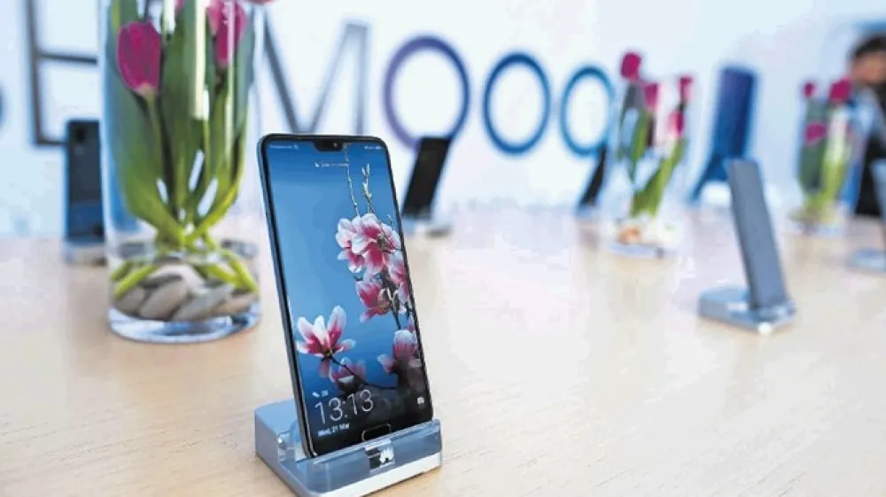 Huaweijev P20 pro uporabnike sku&scaron;a prepričati z inovativno kamero, izvirnimi barvami in dobrimi specifikacijami.