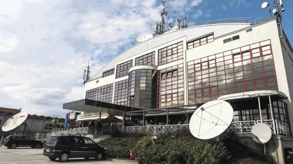 AVK je ugotovil, da naj bi Pro Plus zlorabljal prevladujoči položaj na trgu dobave avdiovizualnih televizijskih vsebin na debelo. Postopek &scaron;e ni končan. Že leta 2014 je AVK ugotovil, da Pro Plus zlorablja prevladujoči položaj na trgu televizijskega ogla&scaron;evanja, a je po pritožbi sodi&scaron;če globo razveljavilo.