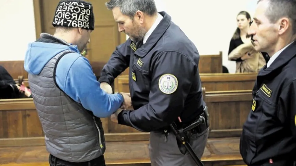 Matej Groznik očitke o &raquo;spolnem zasužnjevanju&laquo; zavrača, če&scaron; da je bilo vse na prostovoljni osnovi.