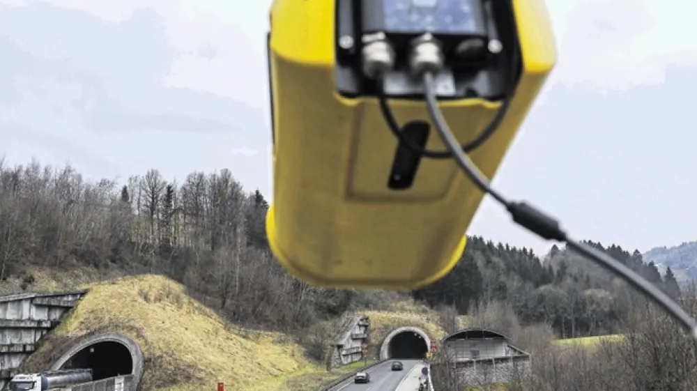 Z načrtovanim sistemom sekcijskega merjenja hitrosti bi na letni ravni obravnavali vsaj 30.000 dodatnih kr&scaron;itev, zato bi s trenutnim prekr&scaron;kovnim postopkom zadeva postala neobvladljiva, pravijo na MNZ.