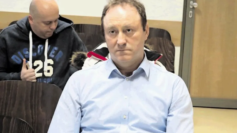 Stanko Omerzu, predsednik mariborskega delovnega sodi&scaron;ča, po mnenju psihiatra Mateja Kravosa tri mesece ne bo sposoben hoditi na glavno obravnavo, na kateri se brani očitka zalezovanja. Če bo mnenje obveljalo, se bo moralo sojenje začeti znova.