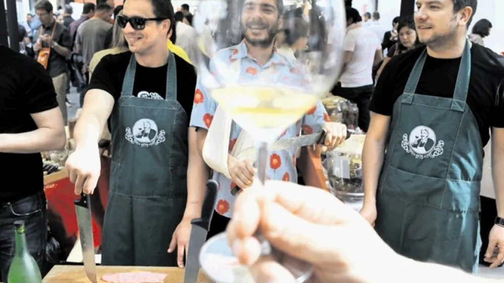 Orange wine festival ni zgolj ena v vrsti vinskih predstavitev, ampak gibanje, ki &scaron;iri tako krog pridelovalcev s tankočutnej&scaron;im odnosom do narave kot krog spo&scaron;tljivih ljubiteljev njihovih vin.