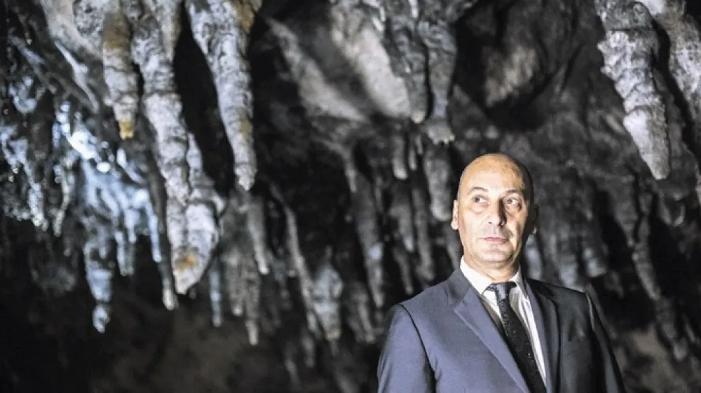 Marjan Batagelj, direktor Postojnske jame: &raquo;Politiki ne bodo nikoli ve&scaron;či turizma, saj nimajo srčnosti in znanja. Turizem je zanje kot nogomet &ndash; vsak ga komentira, strokovno znanje pa imajo redki. In potem nazdravijo, ko vidijo prvega turista, nihče pa ne pristopi in ga vpra&scaron;a, ali mu lahko polep&scaron;ajo dan.&laquo;