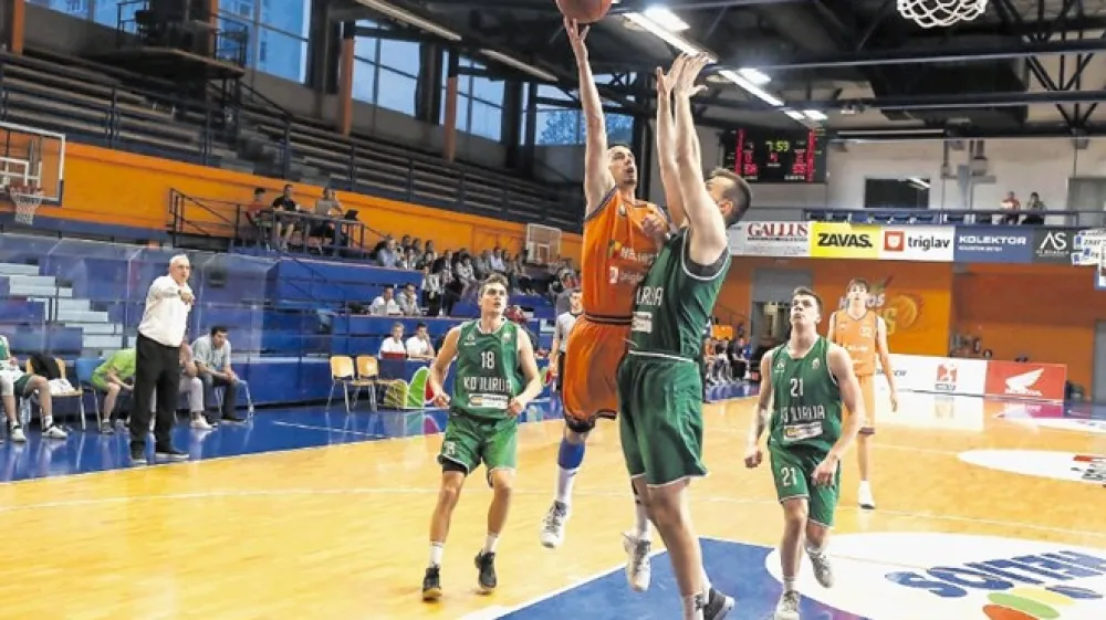 Ko&scaron;arkarja Ilirije Luka Vončina (desno) in Žan Mark &Scaron;i&scaron;ko (v ozadju) sta bila najbolj zaslužna, da je ljubljanski klub sinoči v gosteh premagal Helios (levo Božo Đumić) in s tem Domžalčanom zaprl vrata polfinala državnega prvenstva.