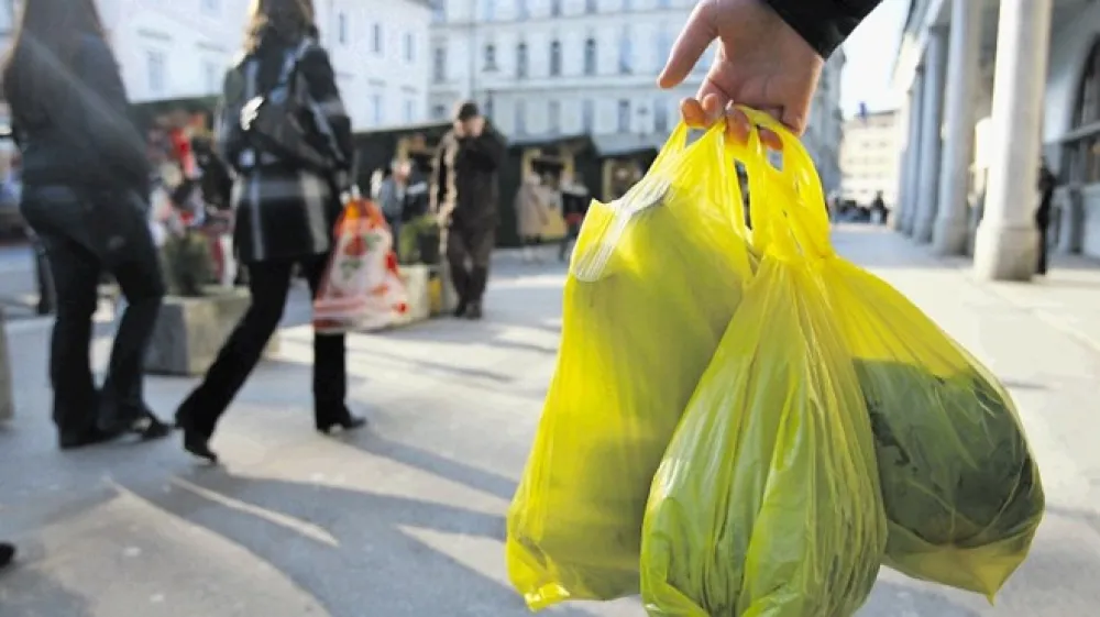 Ker bi na občini radi ukinili uporabo plastičnih vrečk na ljubljanskih tržnicah, bodo med 12. majem in 2. junijem delili biolo&scaron;ko razgradljive vrečke.