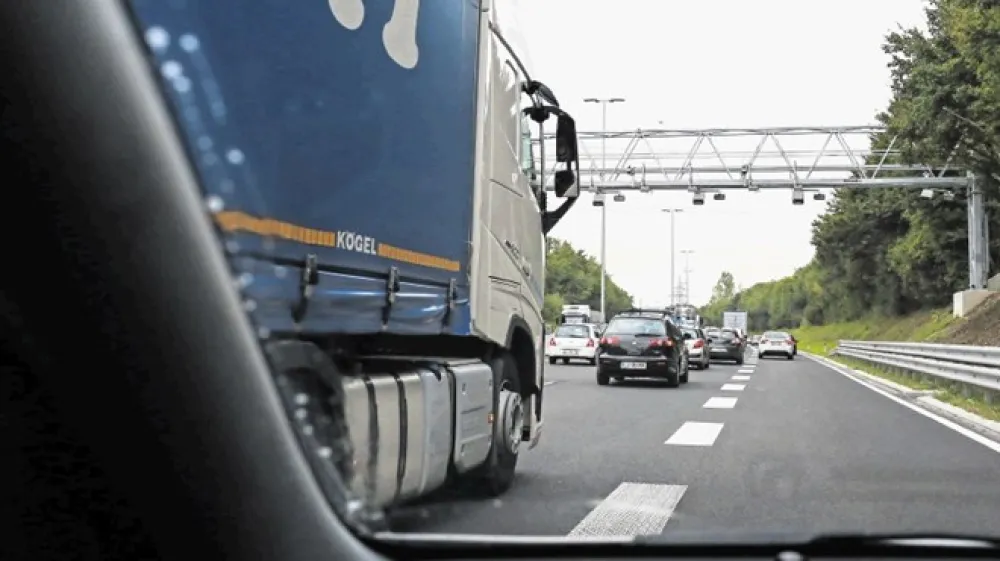 Portali na avtocestah elektronsko cestninijo tovornjake preko tablice DarsGo, ki jo kupijo vozniki. A tablic je že po treh  mesecih in pol v prodaji zmanjkalo, saj je Dars kljub opozorilom predvidel občutno premajhno količino.