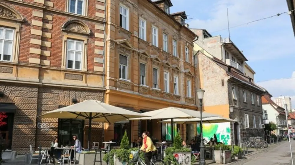Hotel je bil v stavbi, ki &scaron;e stoji in nosi &scaron;tevilko Trubarjeva 23.