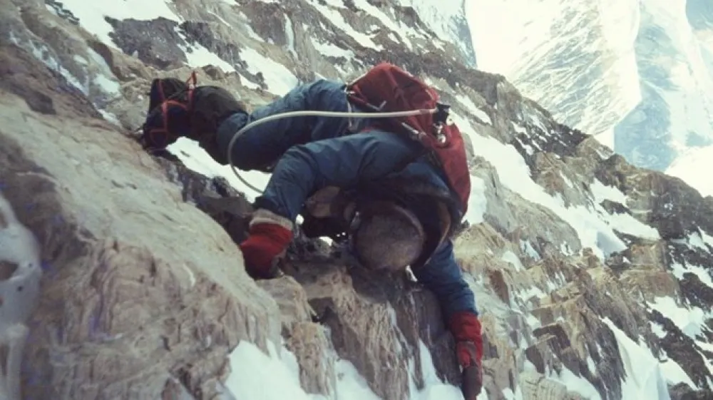 Vzpon na Mount Everest leta 1979 (zahodni greben, jugoslovanska odprava). Andrej &Scaron;tremfelj v rumenem pasu.