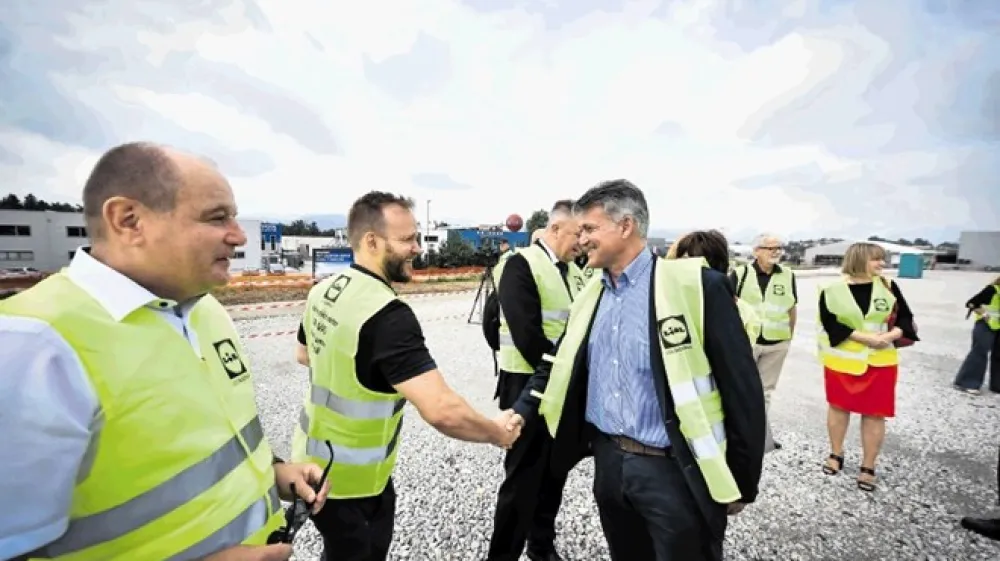 Pri polaganju temeljnega kamna sta bila ob generalnem direktorju Lidla Slovenija Gregorju Kosiju in županu občine Žalec Janku Kosu navzoča tudi gospodarski minister Zdravko Počival&scaron;ek ter direktor podjetja Toming Inženiring Tomaž Ročnik (spredaj).